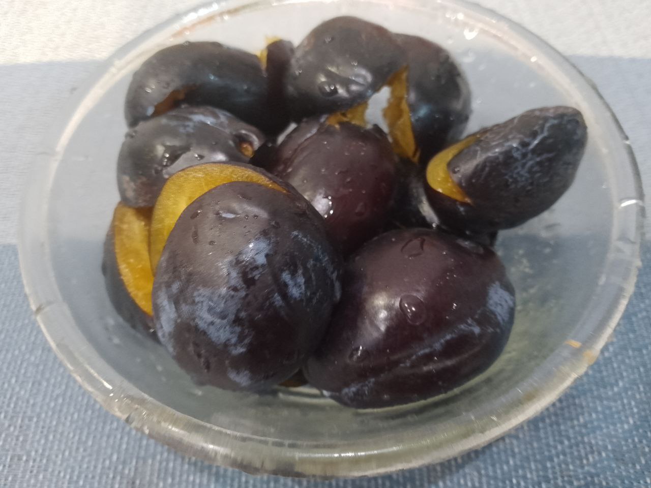 Запеченные яблоки со сливами в духовке, просто и вкусно: Сливы у меня венгерка, промываем водой, просушиваем и удаляем косточки.