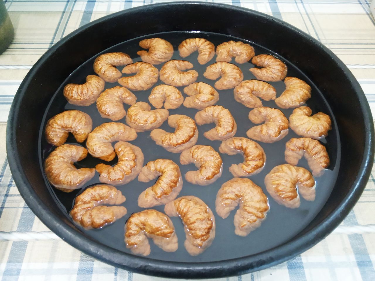 Печенье без яиц, в сахарном сиропе, мягкое и нежное: Через два часа печенье выкладываем из сиропа на блюдо, я сначала выложила в дуршлаг, чтобы удалились из