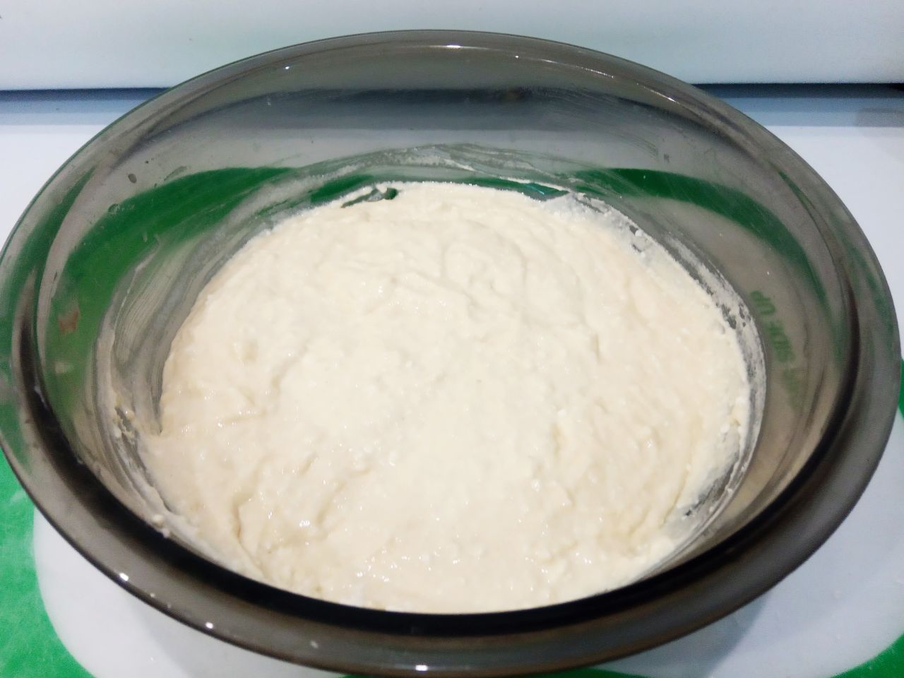 Оладьи с творогом и яблоками, просто и вкусно: Муку просеиваем через мелкое сито и добавляем в смесь, размешиваем. Тесто должно получится, как на густые
