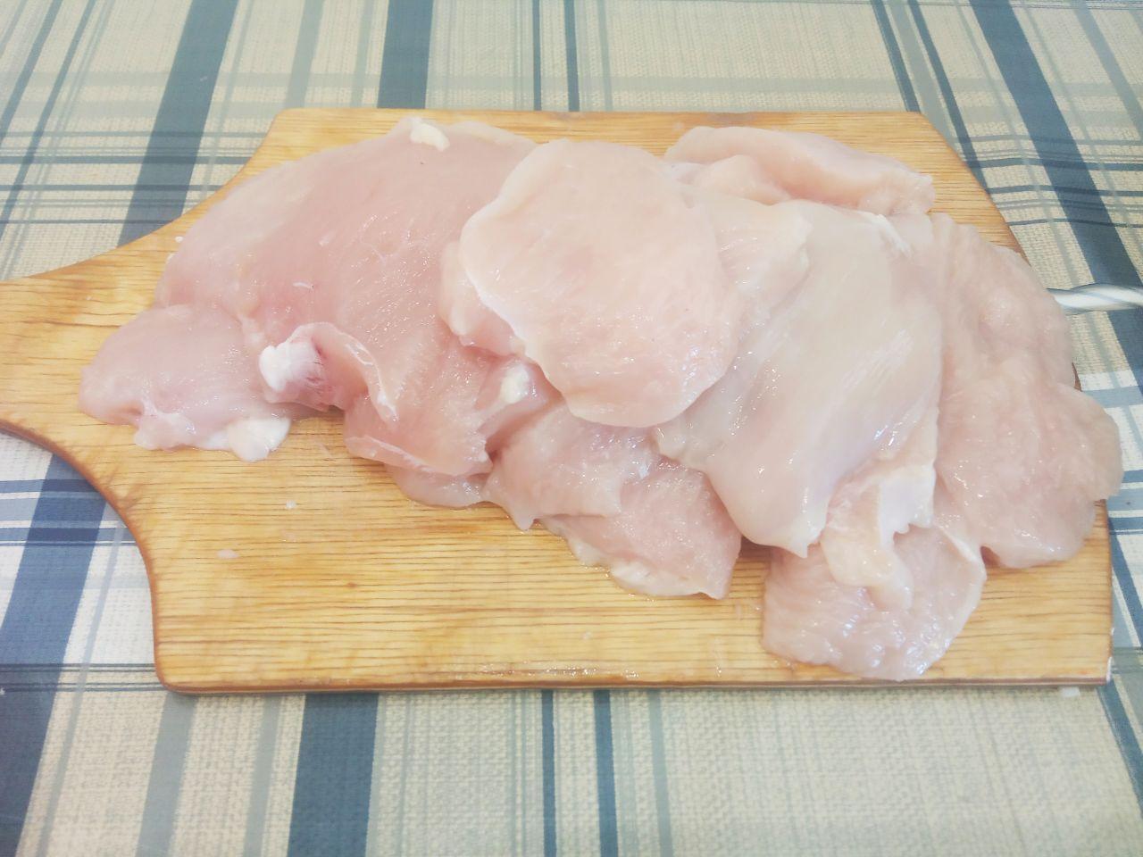 Аппетитная курочка в яично-сырном кляре: Филе разрезаем на полоски толщиной около 1,5 см.