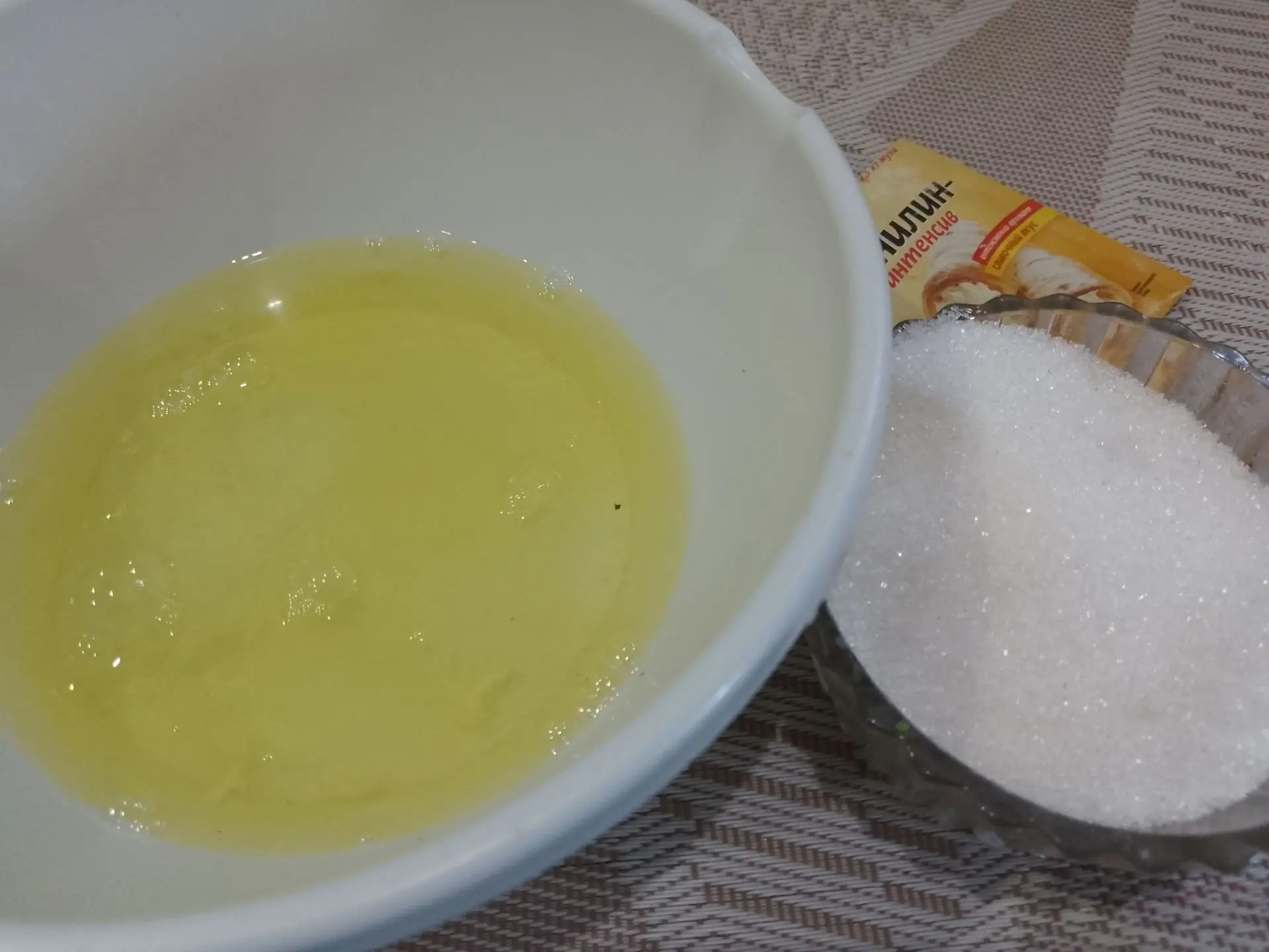Песочный пирог с начинкой из творога, взбитых белков и ягод клубники: В белки добавляем несколько капель лимонного сока и взбиваем до пышной пены.