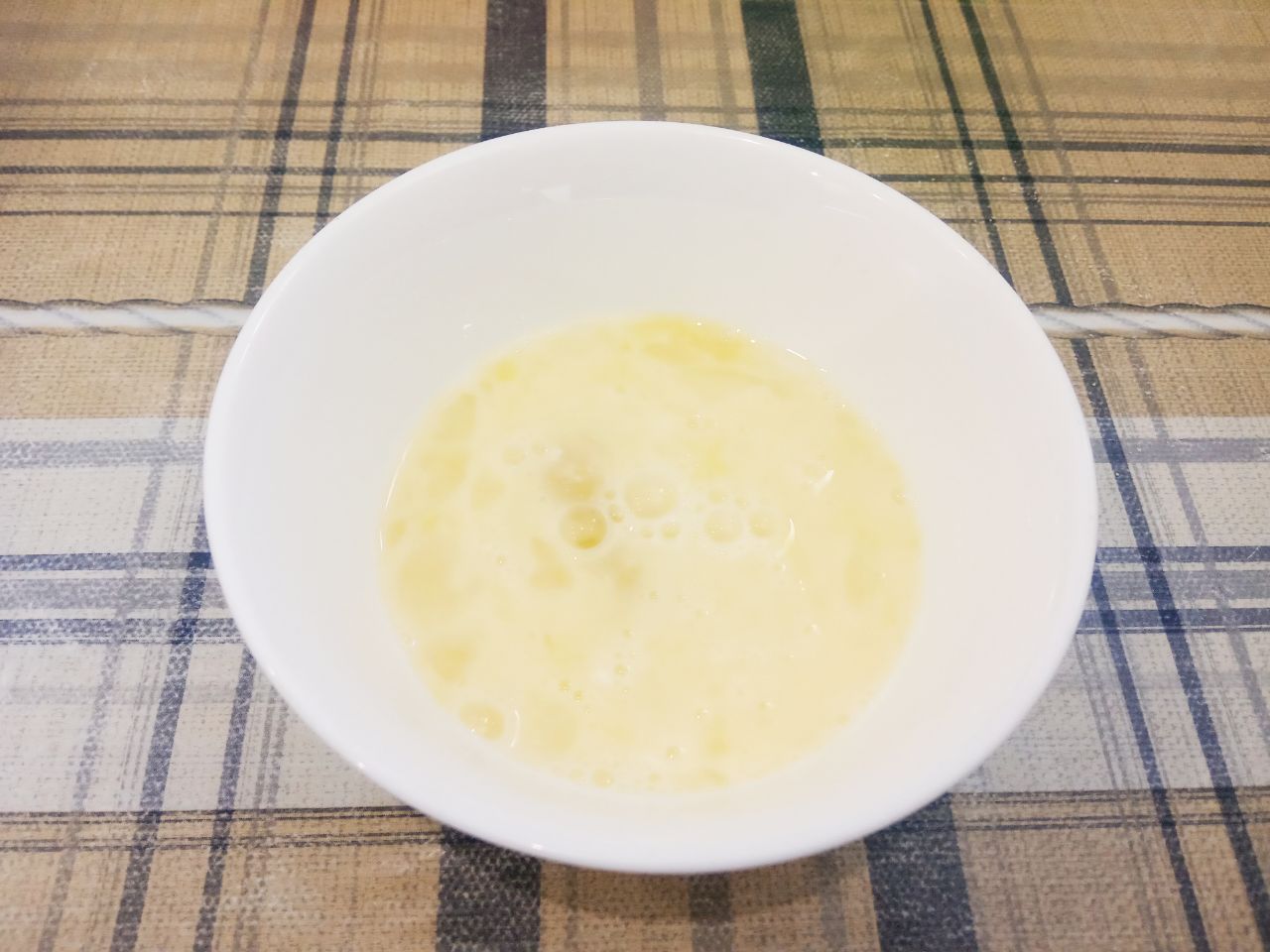 Воздушные треугольники, просто и вкусно: Добавляем яйцо, размешиваем.