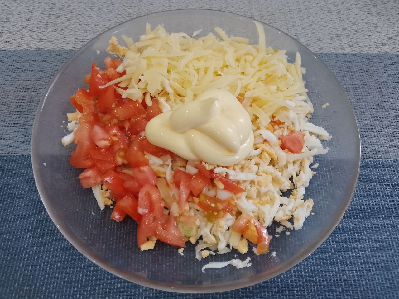 Мясные котлеты с начинкой, запеченные в духовке: Соединяем яйца, сыр, помидоры, добавляем майонез или сметану, соль по вкусу, размешиваем.