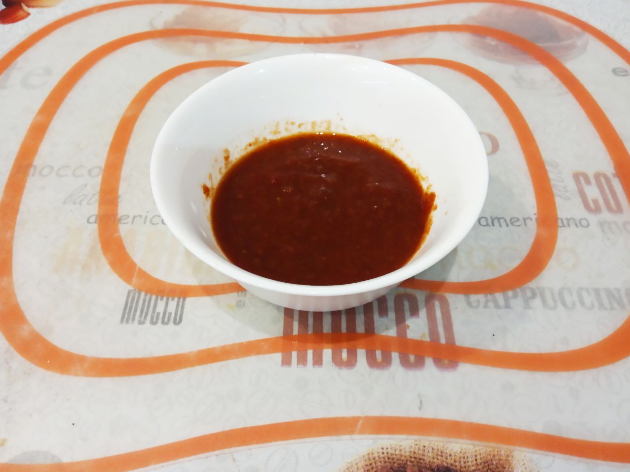 Макаронные гнёзда с мясом и сыром, в соусе: Добавляем томатную пасту, у меня домашняя томатная паста, перемешиваем и тушим несколько минут.