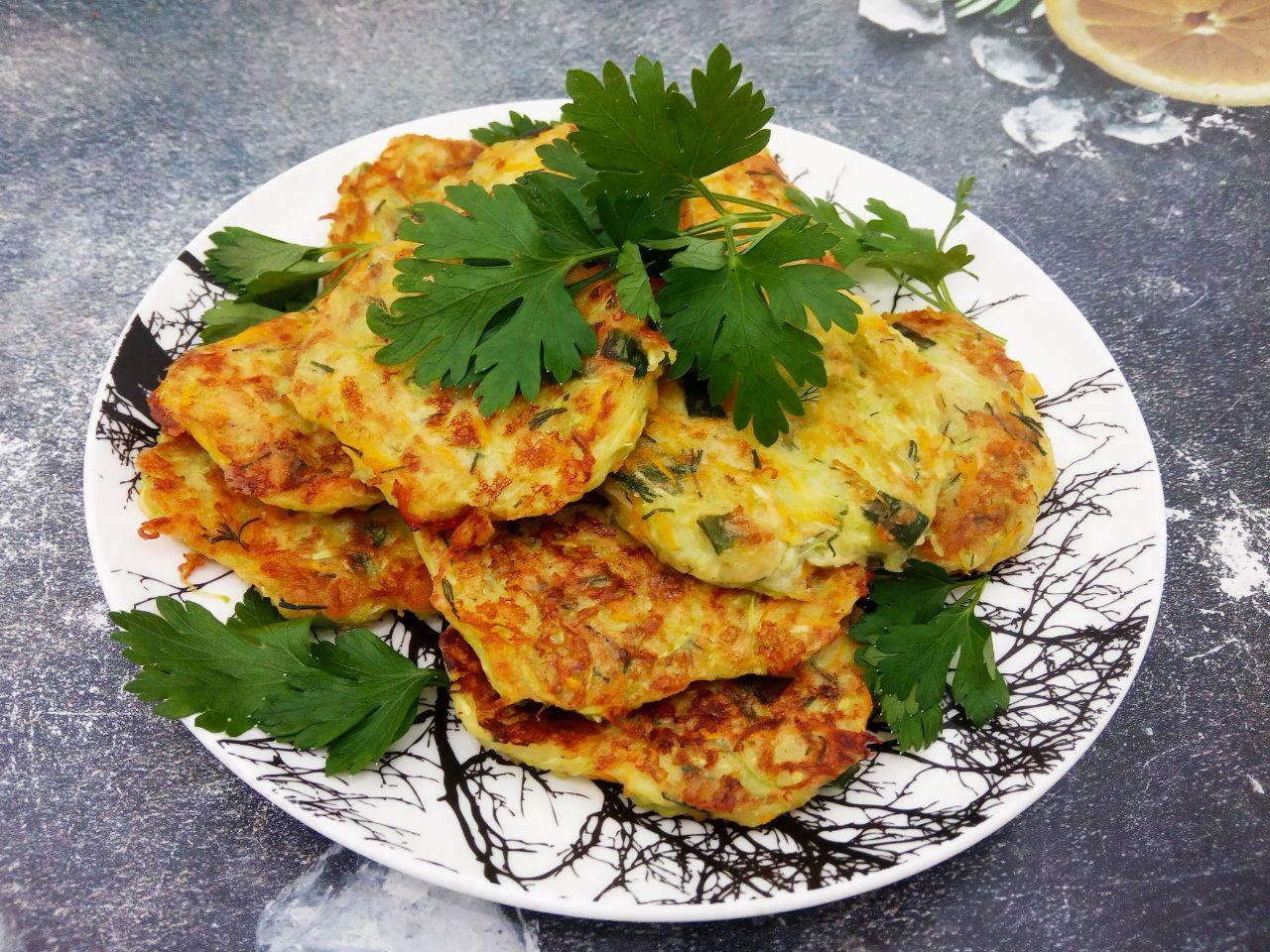 Оладьи из кабачков, сыра и моркови, просто и вкусно: Сковороду разогреваем наливаем растительное масло, выкладываем ложкой оладьи на расстоянии друг от друга.