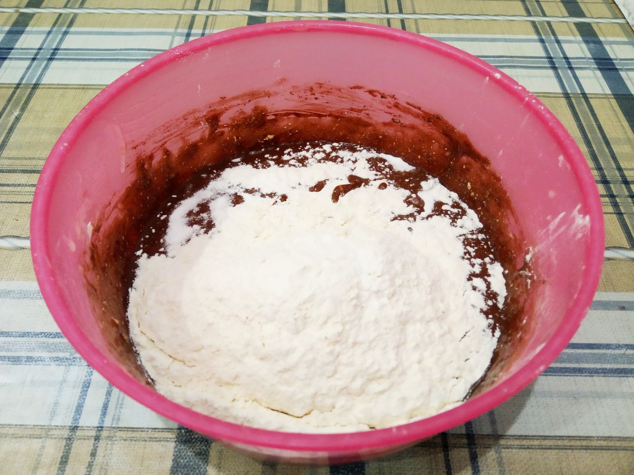 Домашнее шоколадное печенье, рассыпчатое и мягкое с кокосовой стружкой: Муку смешиваем с разрыхлителем для теста, перемешиваем и просеиваем через мелкое сито. Всыпаем муку в смесь,
