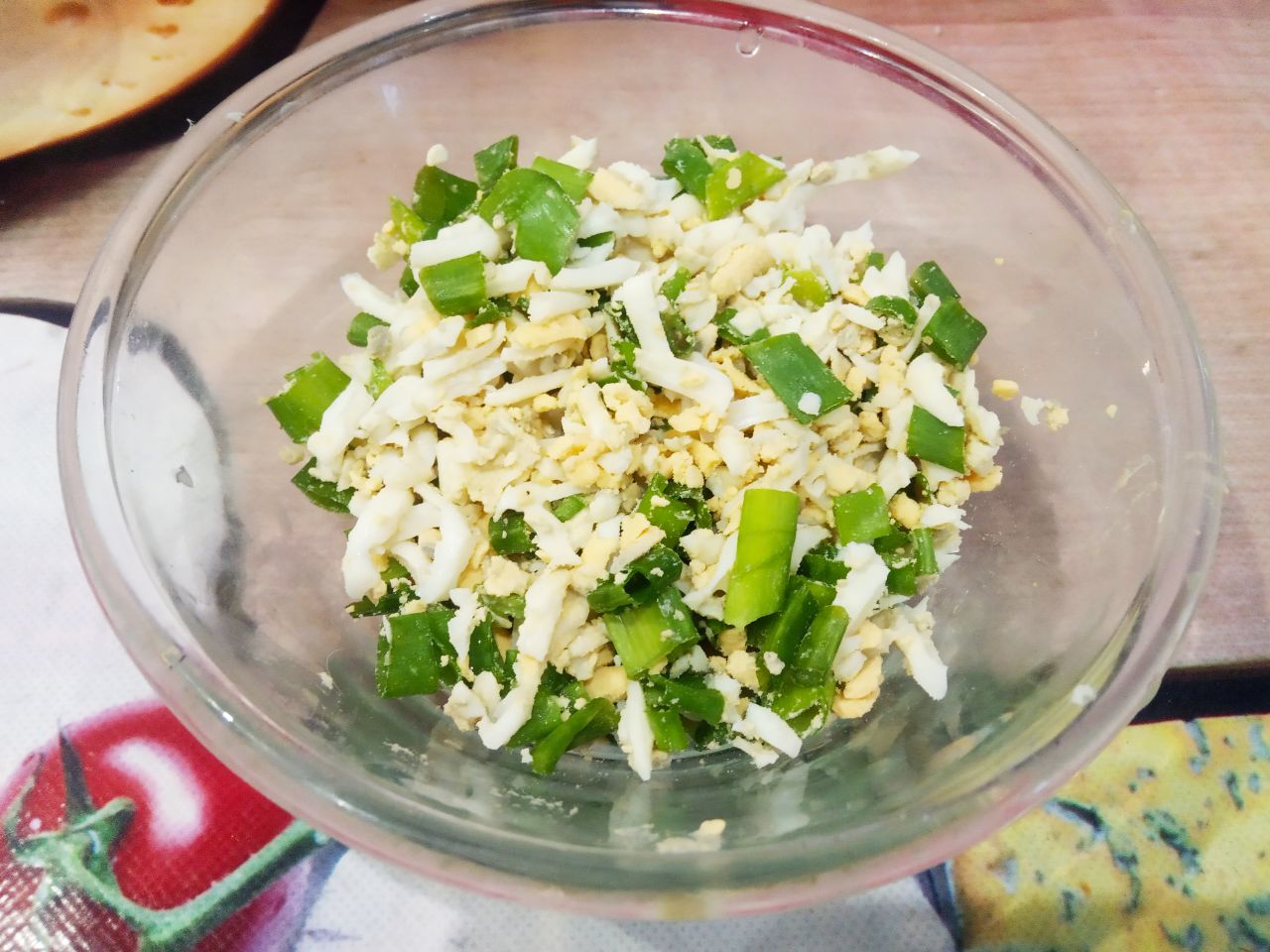 Лаваш с начинкой из сыра, овощей и мяса, просто и вкусно: Зеленый лук промываем, просушиваем и мелко нарезаем.