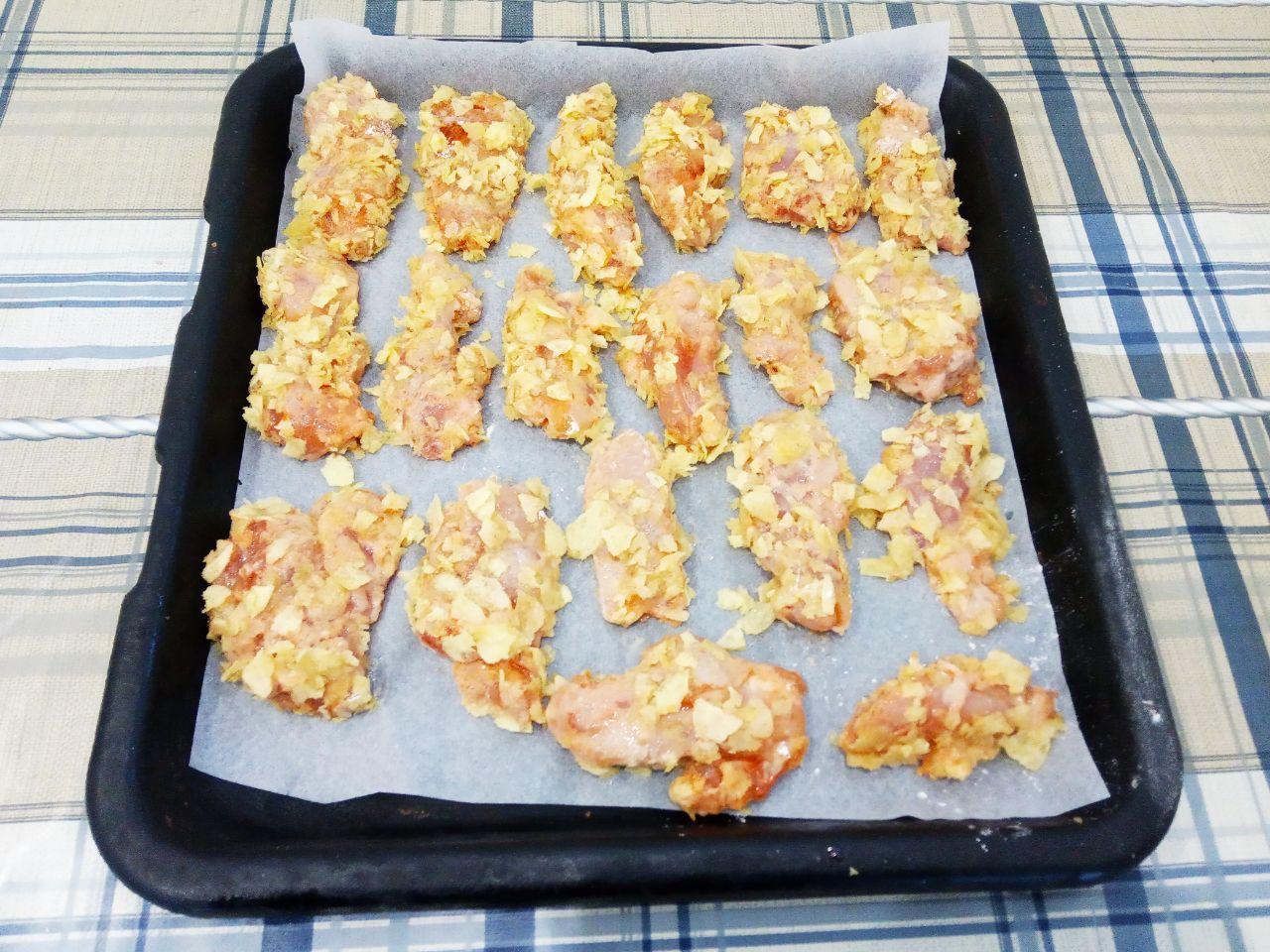 Куриные стрипсы, вкусно и аппетитно: Полоски филе обваливаем сначала в муке, затем в яйцах и в крошке из чипсов, укладываем на противень.