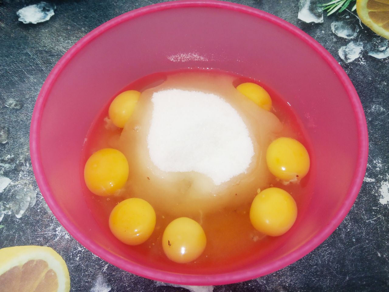 Нежная творожная пасха с цукатами и изюмом: Яйца разбиваем в чашу, добавляем сахар, ванильный сахар или ванилин и взбиваем до загустения.
