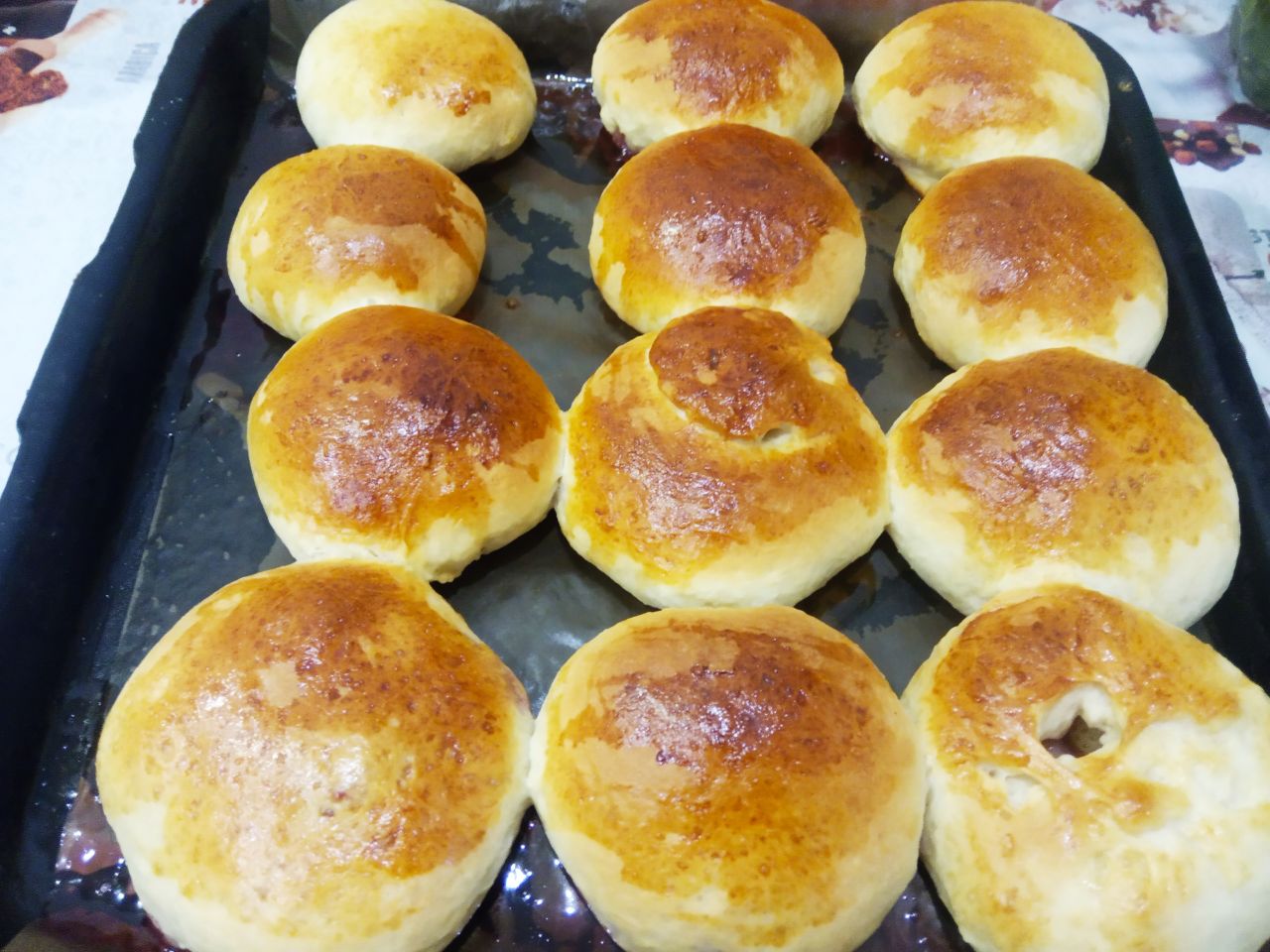 Пирожки из сдобного дрожжевого теста с вишней и клубникой, сочные и аппетитные: Духовку разогреваем заранее до 180 С, ставим противень с пирожками и выпекаем 20-25 минут, в зависимости от