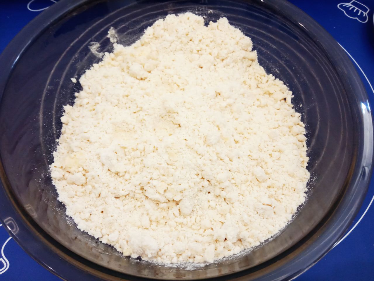 Печенье с корицей и мучной крошкой, песочное и рассыпчатое: Кладем в муку с крахмалом, кусочками сливочное масло и добавляем растительное масло, растираем в крошку.