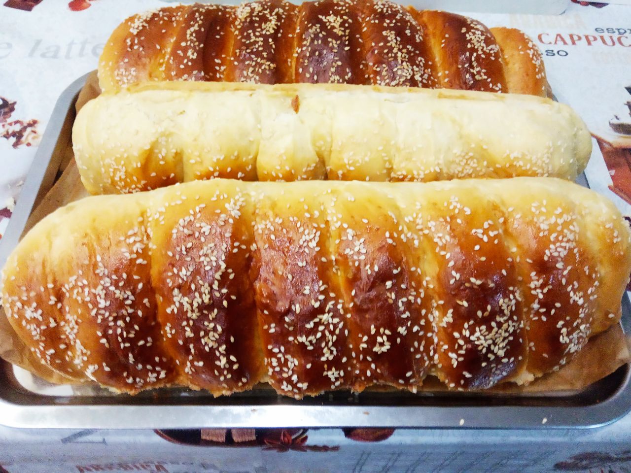 Домашние батоны с кунжутом на сыворотке, просто и вкусно: Батоны достаем из духовки, если не нравится хрустящая корочка смачиваем верх батонов водой и накрываем