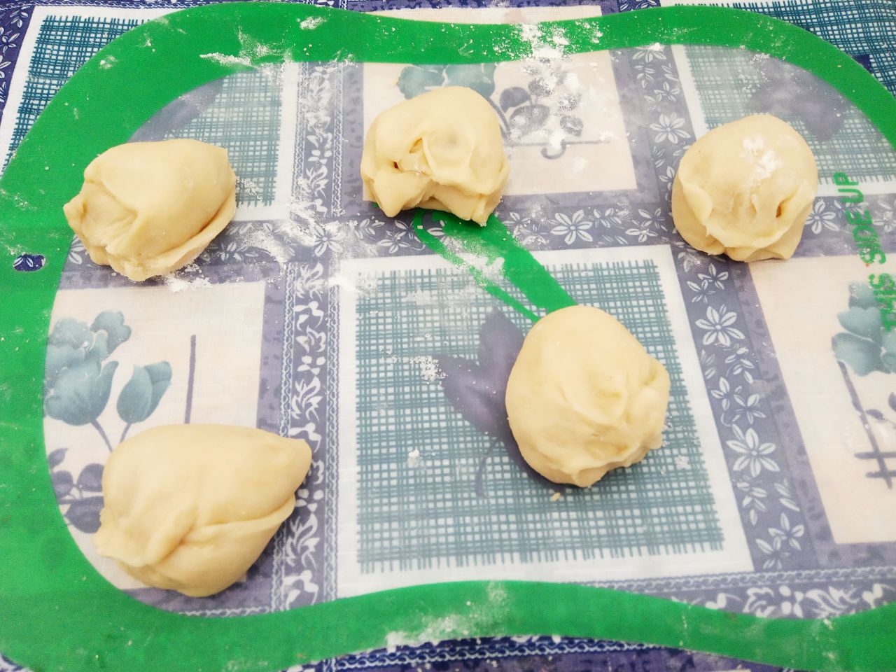 Пирожки с клубникой, из бездрожжевого теста, воздушные и рассыпчатые: С одной стороны края защипываем.