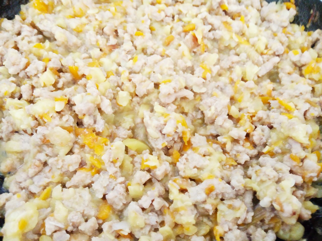 Кабачки фаршированные мясным фаршем, луком, морковью и сыром: Кладем измельченные кабачки и обжариваем до испарения жидкости.