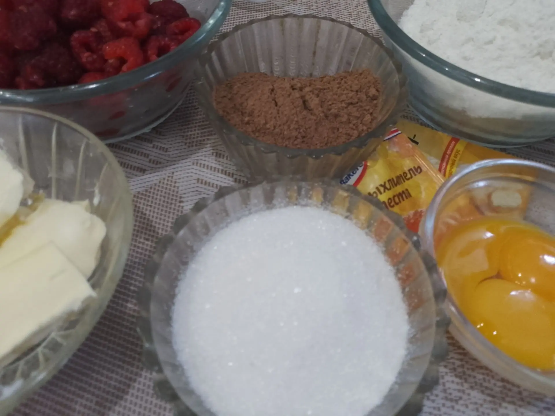 Песочное двухслойное печенье с начинкой из малины