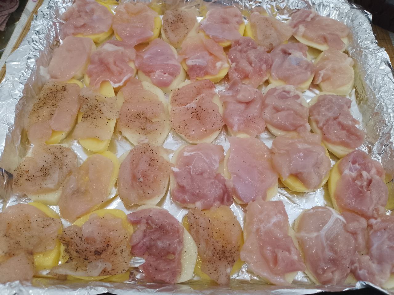 Картофель с мясом, помидорами и сыром запеченный в духовке: Кружочки картофеля можно смазать майонезом, но я не смазывала. Выкладываем сверху на картофель филе.