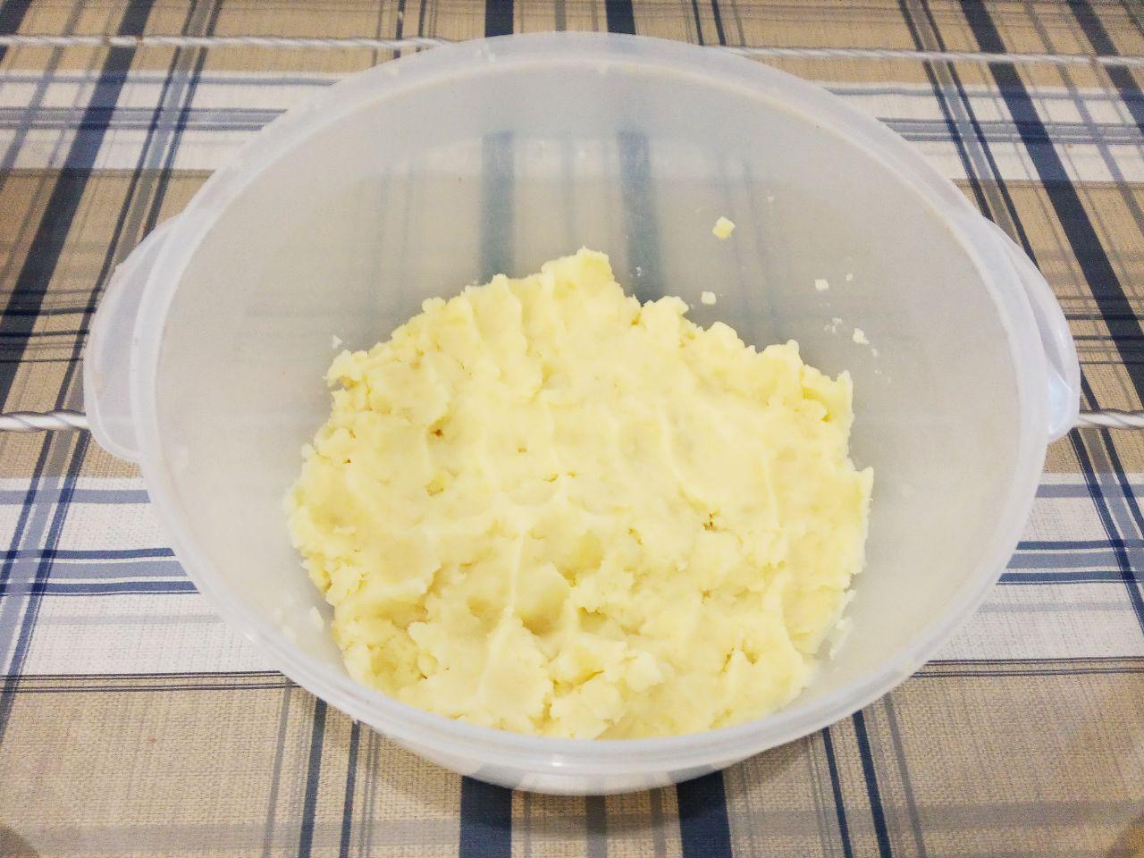 Котлеты из картофельного пюре, ветчины и сыра, просто и вкусно: Картофель очищаем от кожуры, отвариваем и разминаем или оставшееся используем пюре.