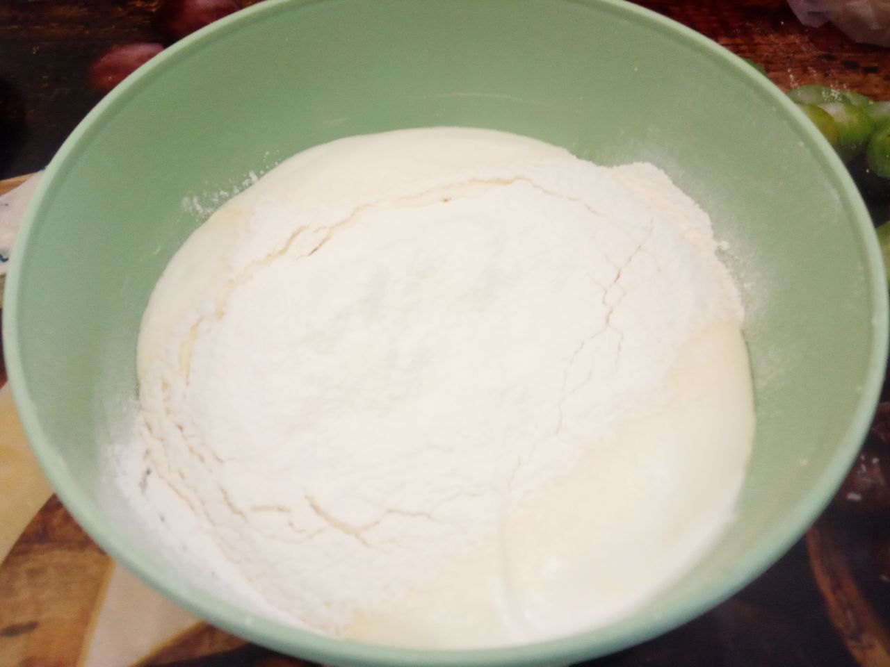 Рулет из бисквитного теста с шоколадом и джемом, вкусный и аппетитный: Добавляем муку в яичную смесь и размешиваем.
