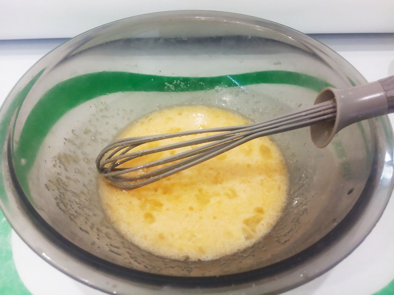 Кофейное печенье, рассыпчатое и песочное: Яйца разбиваем в чашу, добавляем сахар и ванильный сахар, взбиваем венчиком.