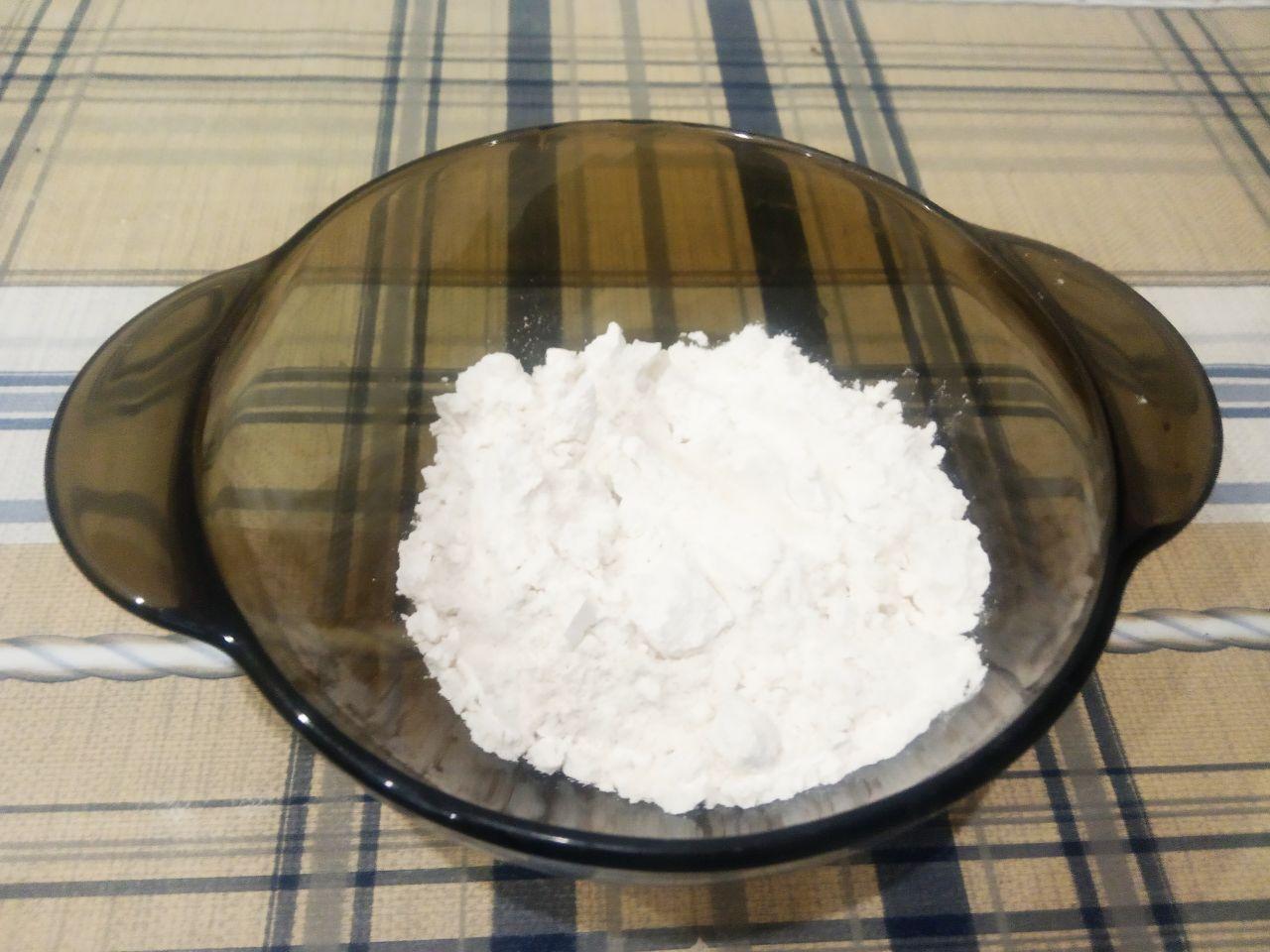 Рыба в сырно-яичном кляре, вкусно и аппетитно: Добавляем муку с майонезом, солим и перчим по вкусу, размешиваем до однородного состояния.