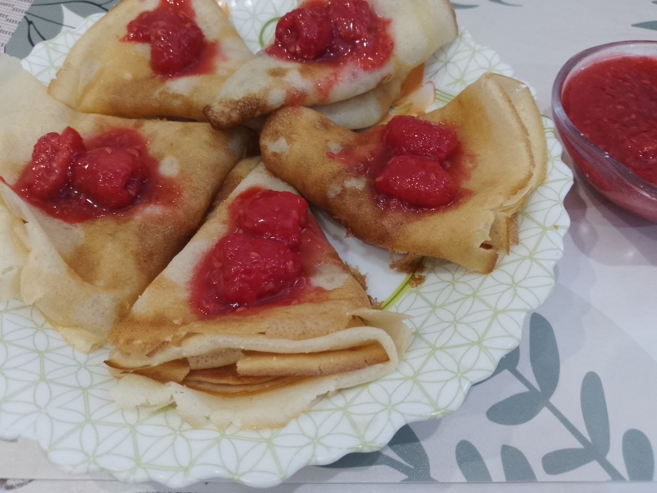 Нежные блины со сливочным маслом и ягодами