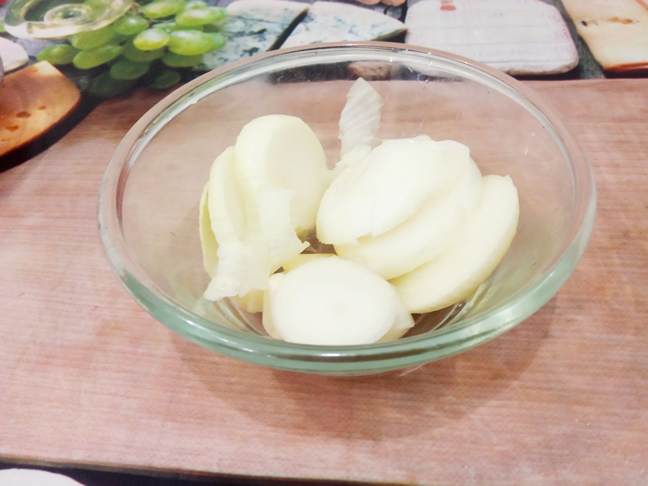 Мясо с соусом из овощей, к макаронным изделиям: Лук очищаем, промываем и разрезаем на кружочки.