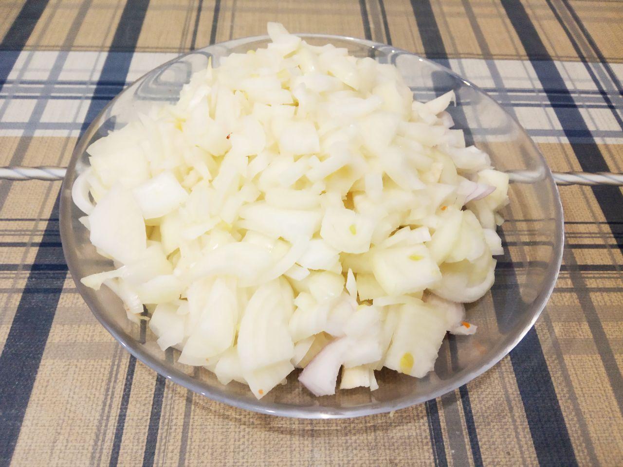 Салат с капустой и помидорами на зиму: Лук очищаем от шелухи, промываем и измельчаем.