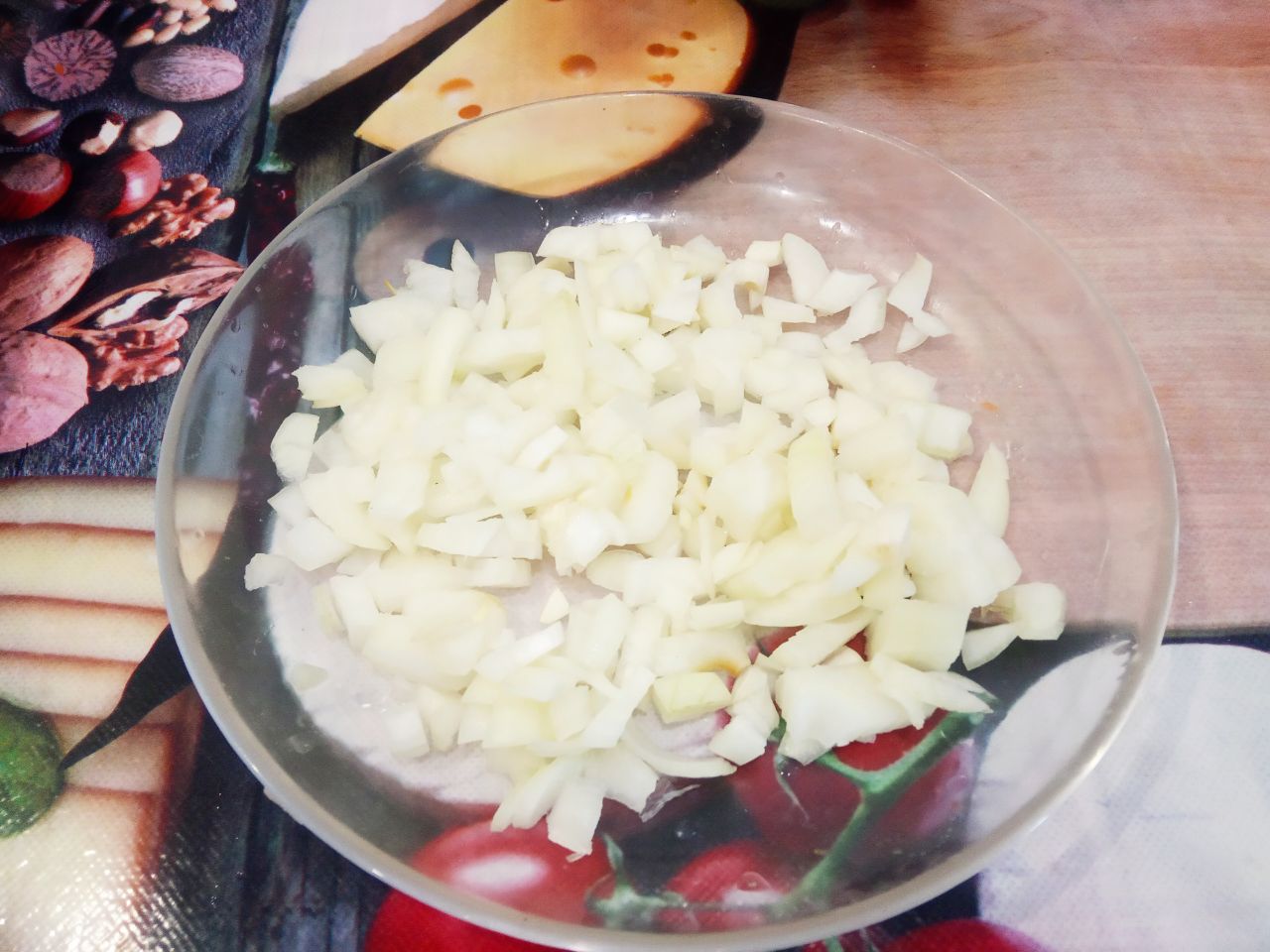 Красная чечевица тушеная с овощами и мясными шариками: Лук очищаем, промываем и измельчаем.