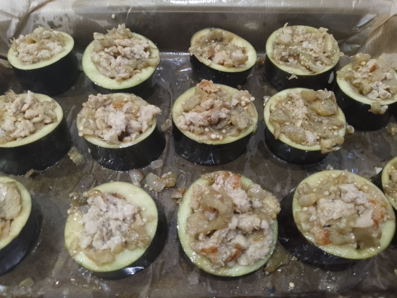 Баклажаны с мясной начинкой и сыром запеченные в духовке: Середину баклажанов наполняем начинкой и смазываем майонезом.