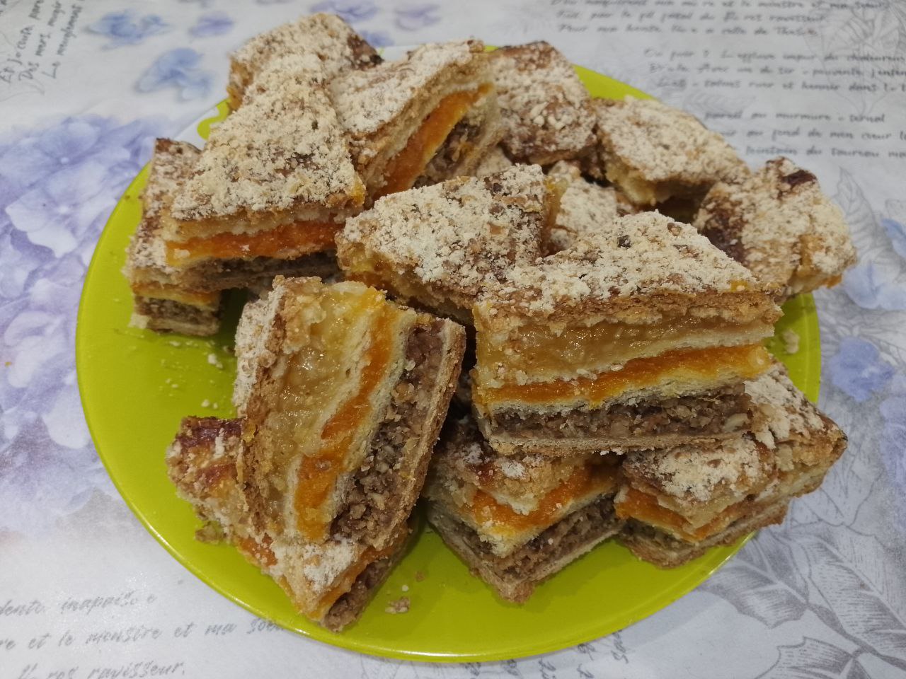 Пирог песочный трехслойный с начинкой из кураги, лимона и орехов