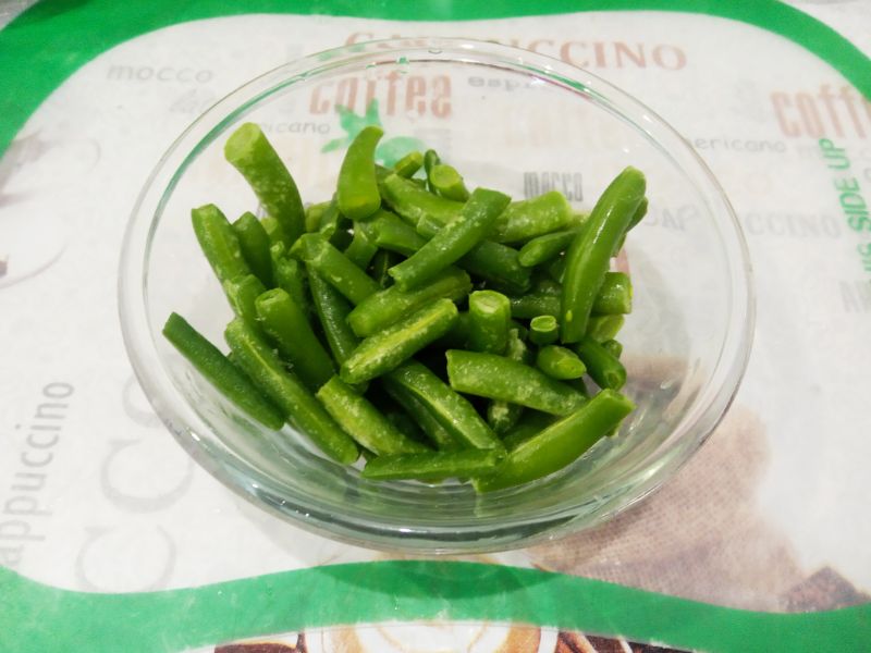 Тушеные замороженные овощи, полезно и вкусно: Спаржевую фасоль нарезаем длиной 3-4 см.