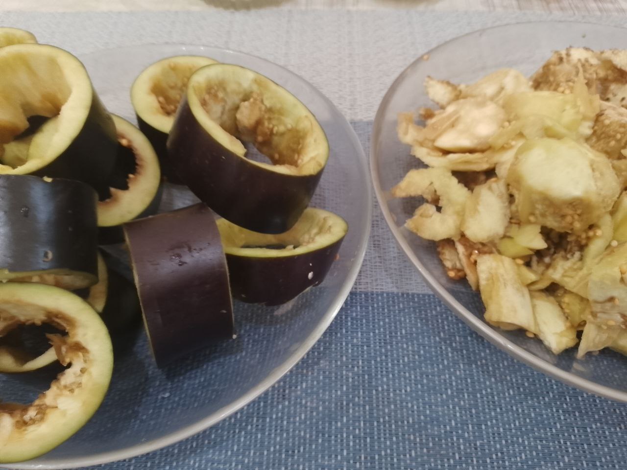 Баклажаны с мясной начинкой и сыром запеченные в духовке: Середину у баклажанов вырезаем, баклажаны из середины мелко разрезаем и также замачиваем в соленой воде на
