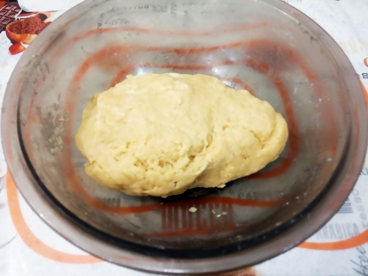 Простой рецепт песочного домашнего печенья, просто и вкусно: Добавляем яичную смесь в мучную крошку, замешиваем мягкое и нежное тесто.