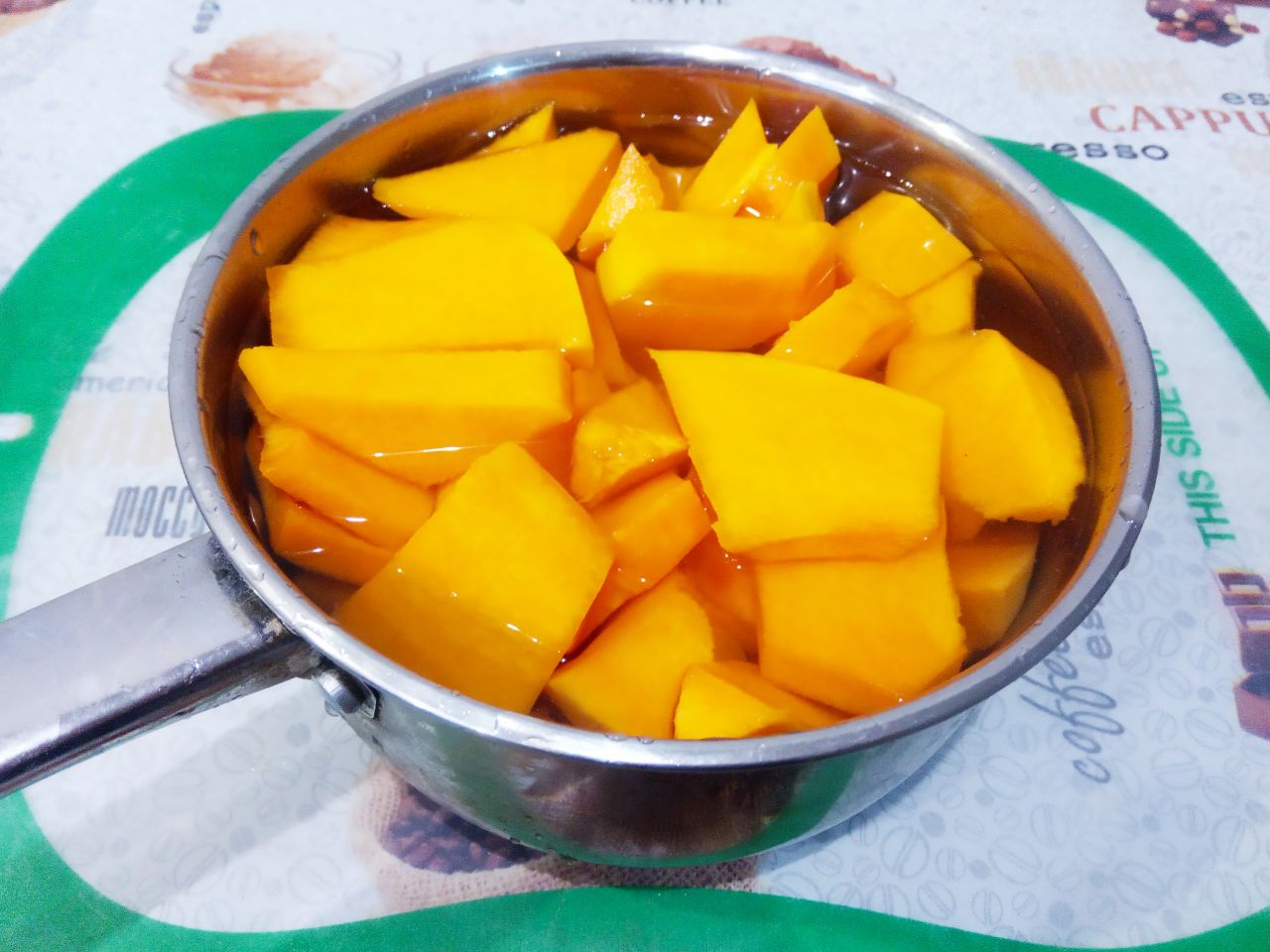 Десерт из тыквы, вкусный и аппетитный: Тыкву наливаем водой, доводим до кипения и варим до готовности, если появляется пена, снимаем.