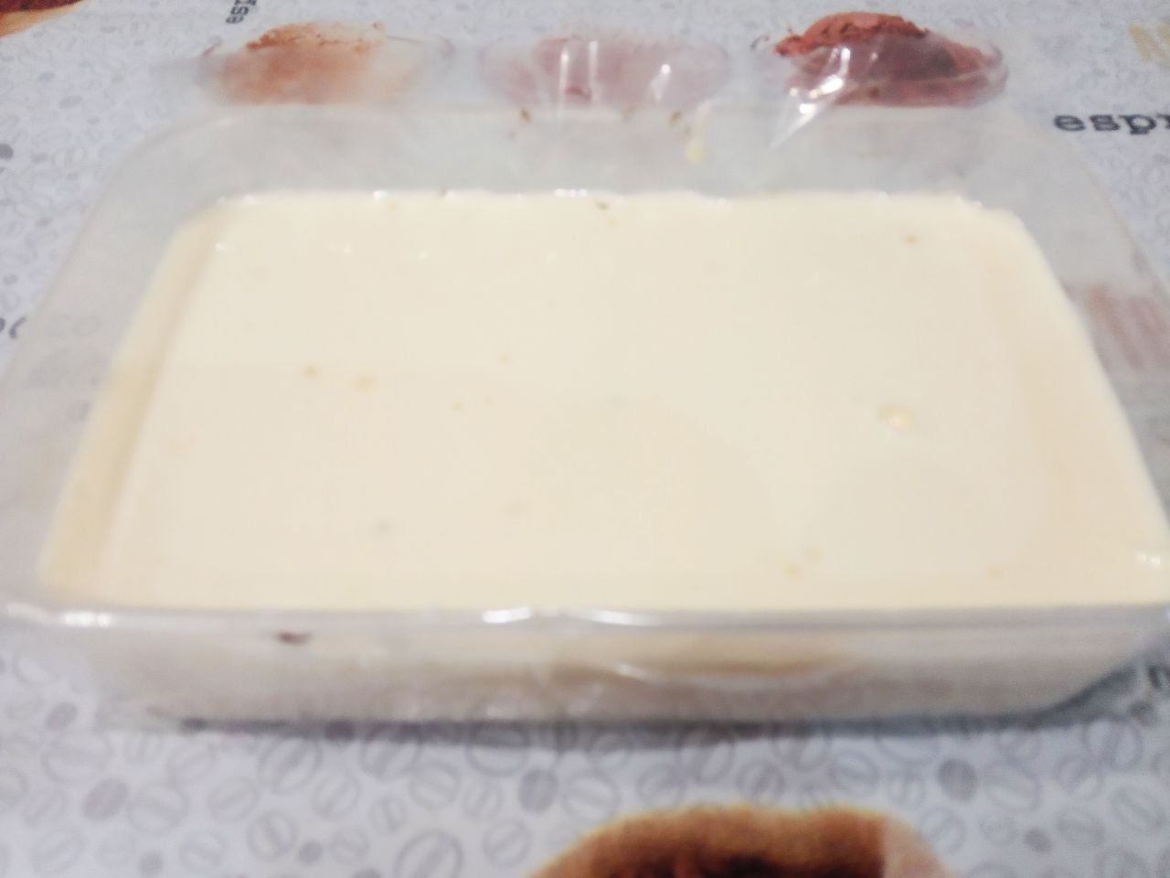 Молочный десерт с шоколадом, вкусный и аппетитный: Форму застилаем пищевой пленкой, посыпаем измельченным шоколадом и выливаем десерт.