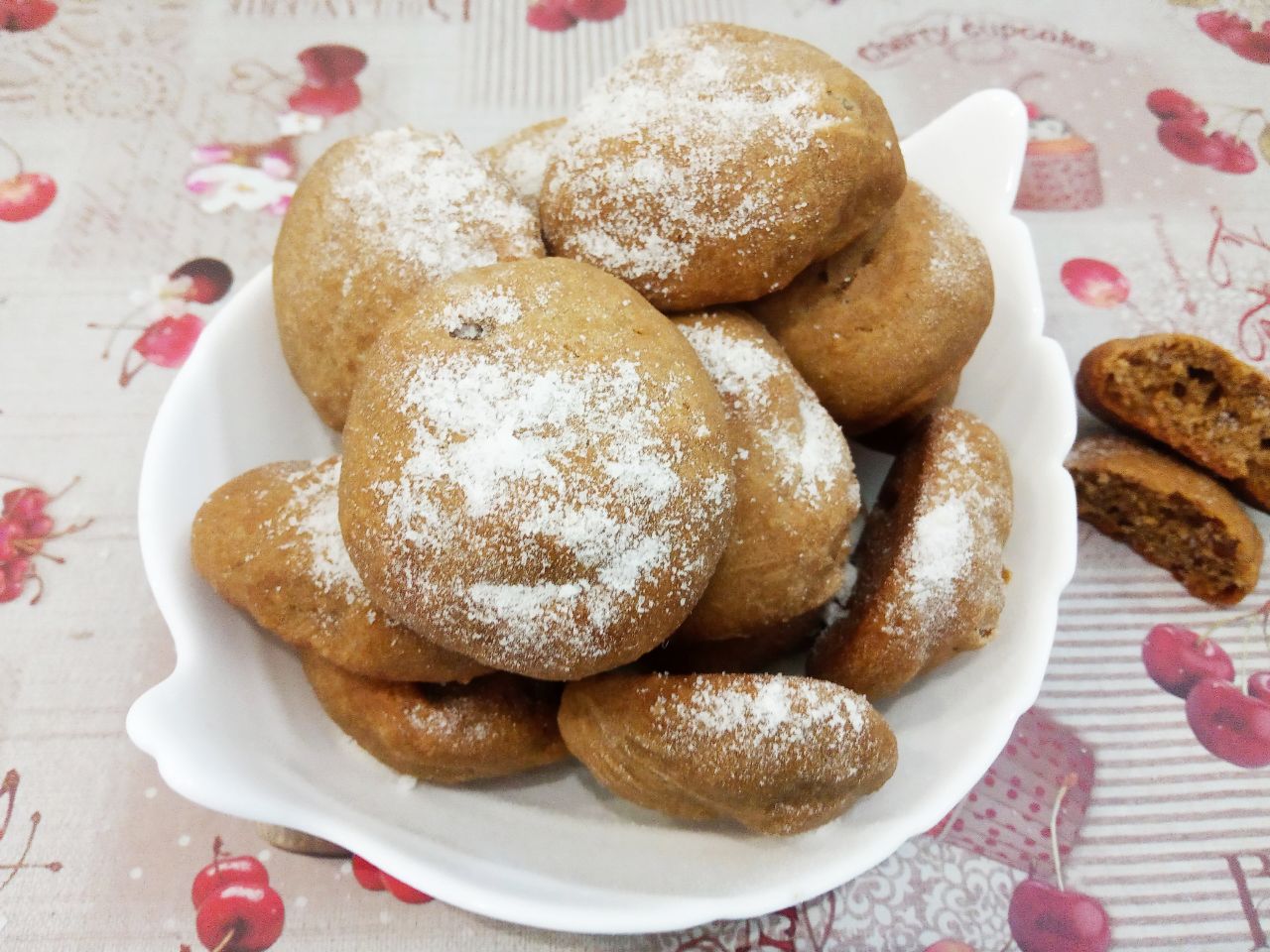 Кофейное печенье с изюмом на растительном масле, мягкое и воздушное: Выкладываем печенье на блюдо, посыпаем сахарной пудрой и подаем к чаю.