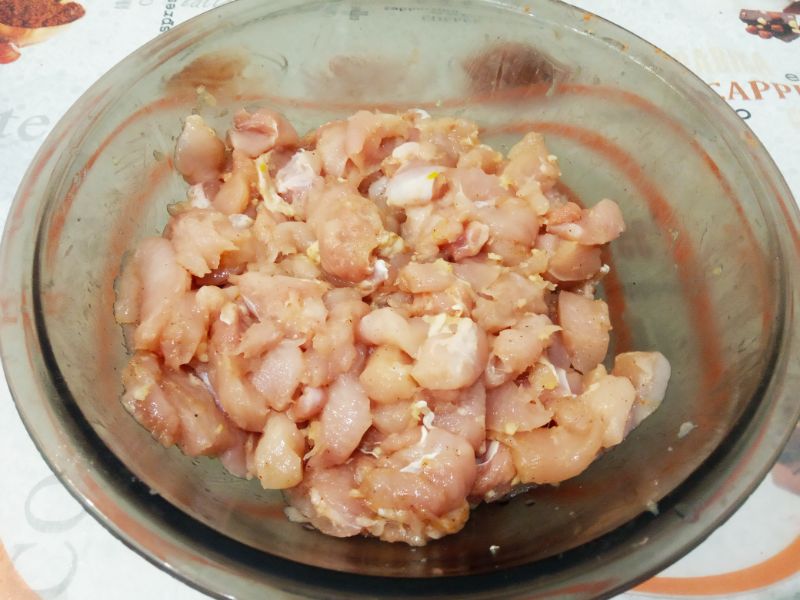 Запеченный рулет из куриного мяса со специями: Добавляем к кусочкам мяса соевый соус, перец и соль по вкусу, паприку по вкусу и чеснок. Тщательно кусочки
