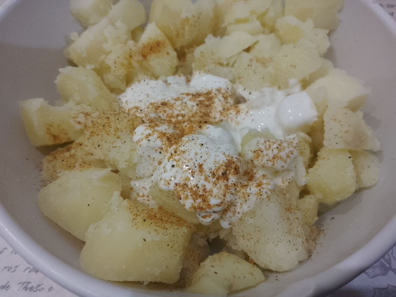 Картофель в сметане с сыром, на сковороде: Картофель откидываем на дуршлаг, для удаления лишней жидкости.