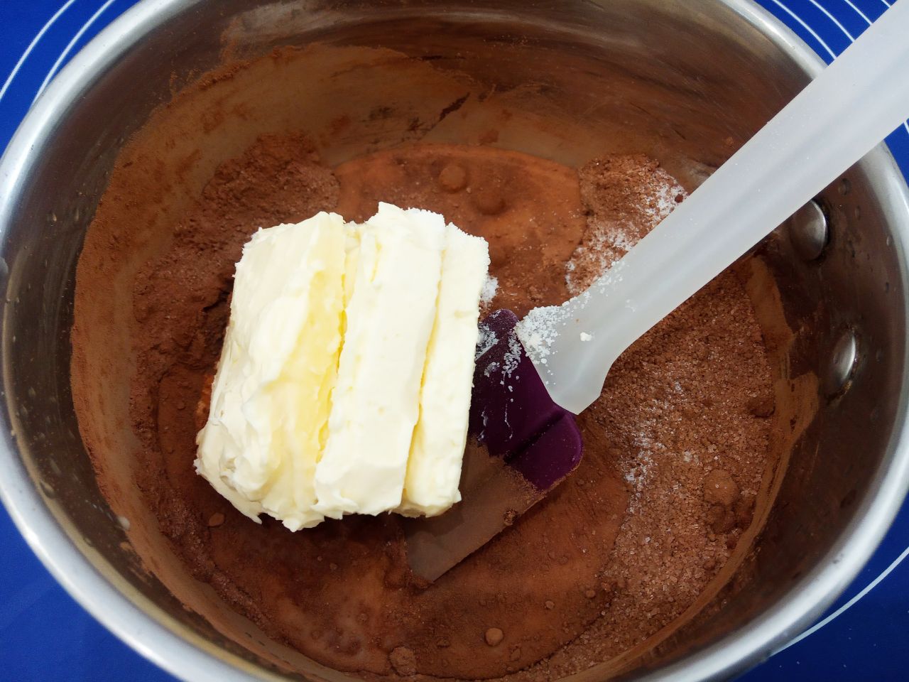 Шоколадные кексы к чаю, просто вкусно: Вливаем молоко и добавляем сливочное масло.