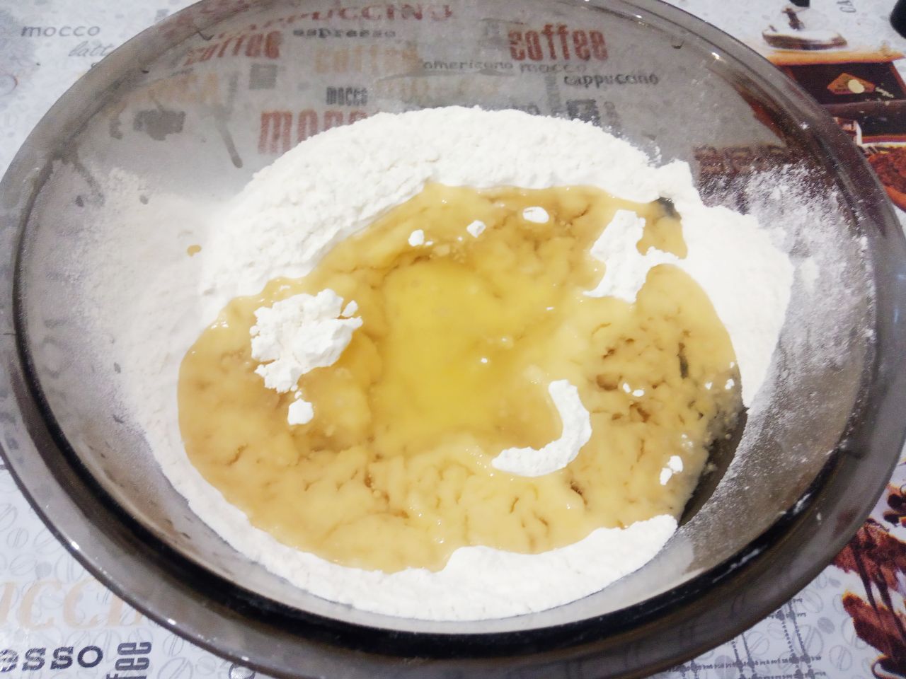 Простой рецепт пирожков из теста на растительном масле, с мясной начинкой: Муку смешиваем с растительным маслом и растираем в крошку.
