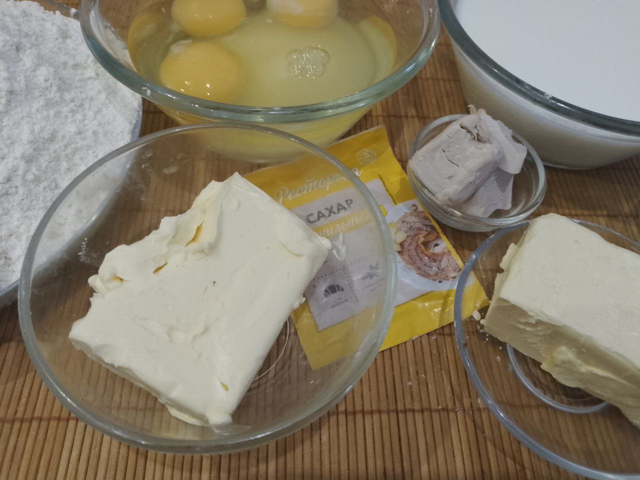 Булочки из слоеного дрожжевого теста с корицей и изюмом
