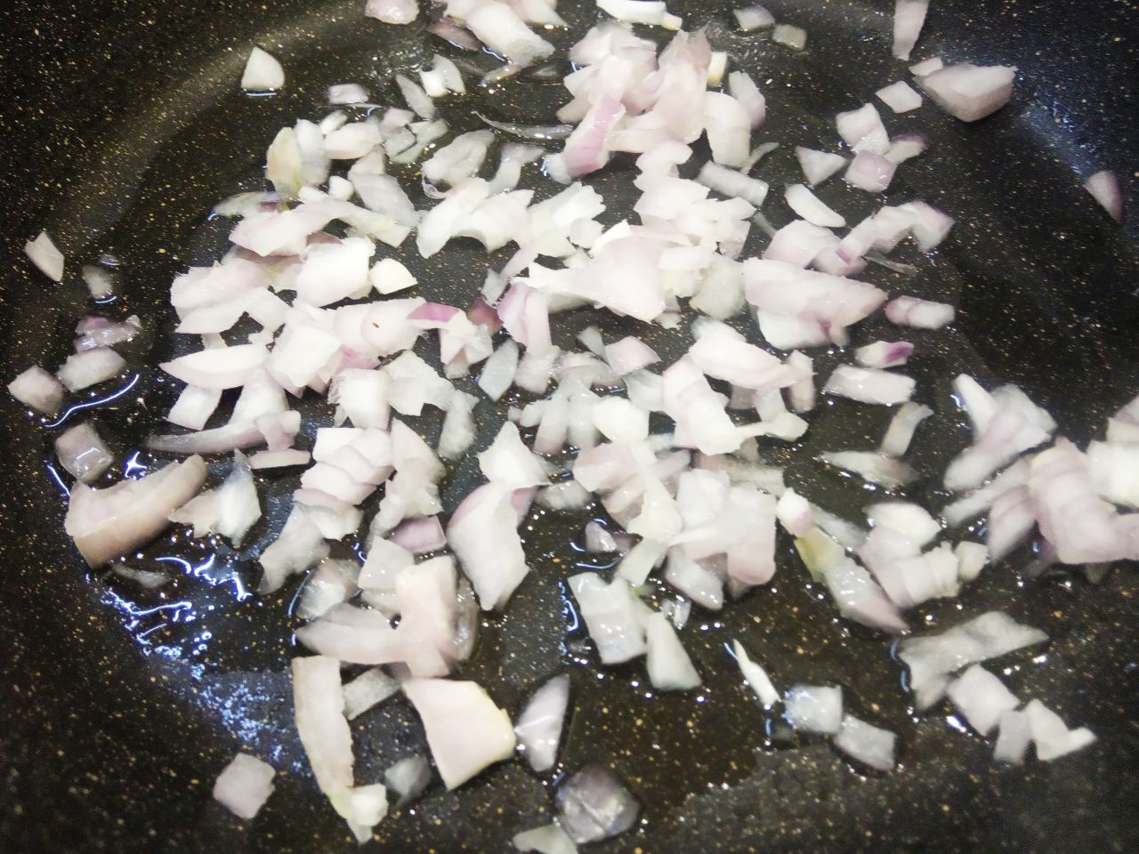 Заливной пирог с фаршем и луком на сковороде, просто и вкусно: Разогреваем сковороду с растительным маслом и обжариваем лук до золотистого цвета. Кладем фарш, солим и