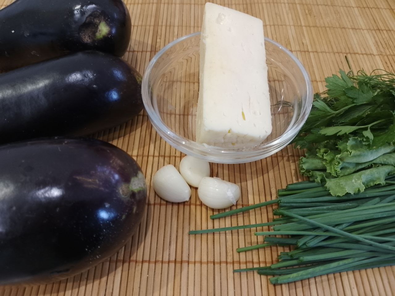 Салат из баклажанов, зелени и сыра, сытный и вкусный