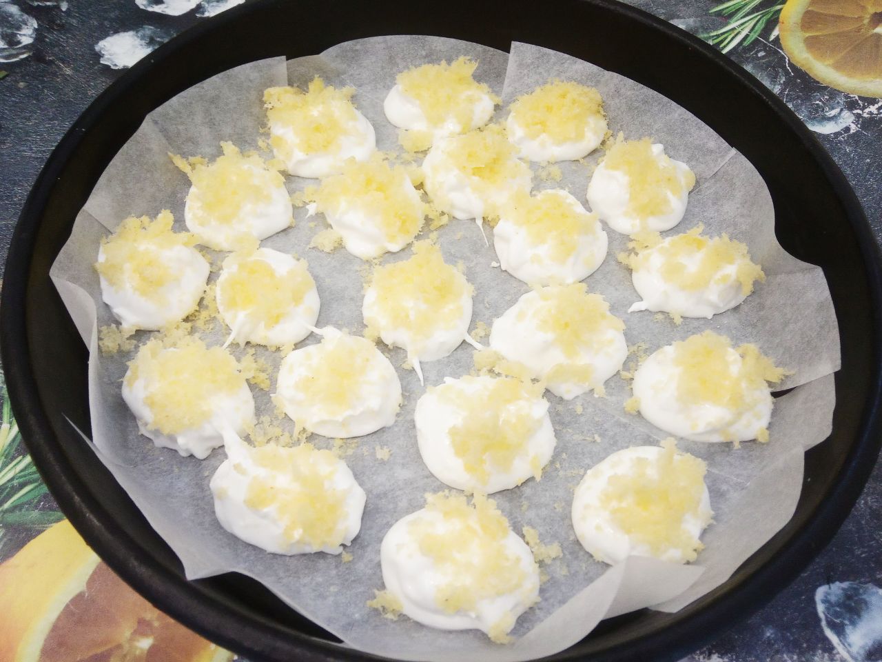 Печенье из белков, кокосовой стружки и кукурузных палочек: Кукурузные палочки измельчаем и сверху посыпаем печенье.