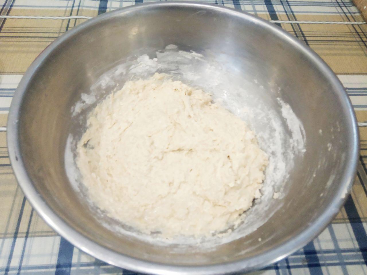 Пицца домашняя, просто, быстро и вкусно: Добавляем больше половины муки в смесь, размешиваем лопаткой затем добавляем оставшуюся муку и вымешиваем до