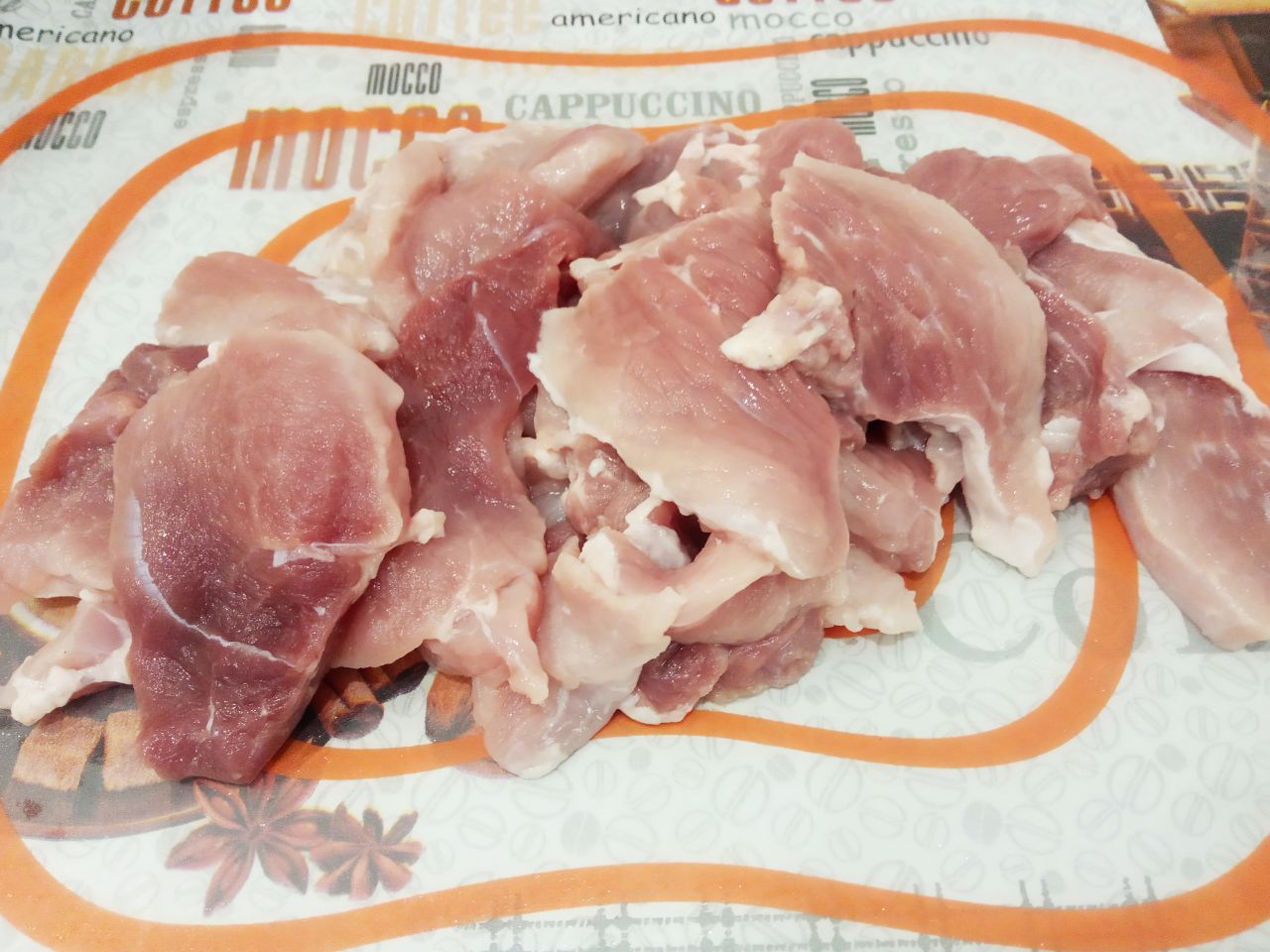 Мясо тушеное с луком и специями: Мясо нежирной свинины промываем, просушиваем и нарезаем небольшими тонкими кусочками.
