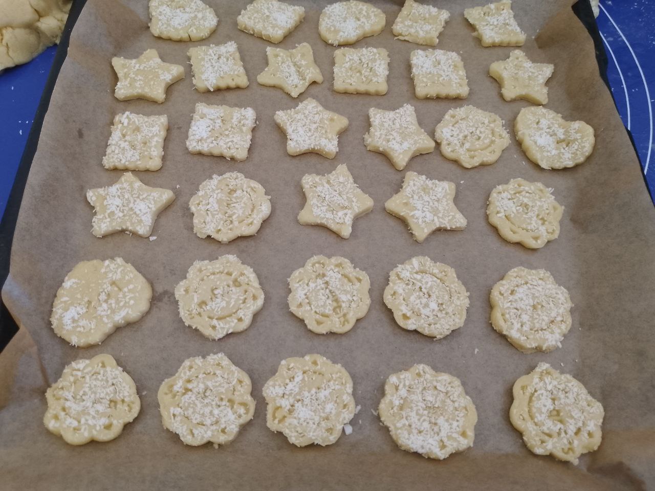Домашнее печенье с кокосовой стружкой, песочное и рассыпчатое: Противень застилаем пергаментом и укладываем печенье.