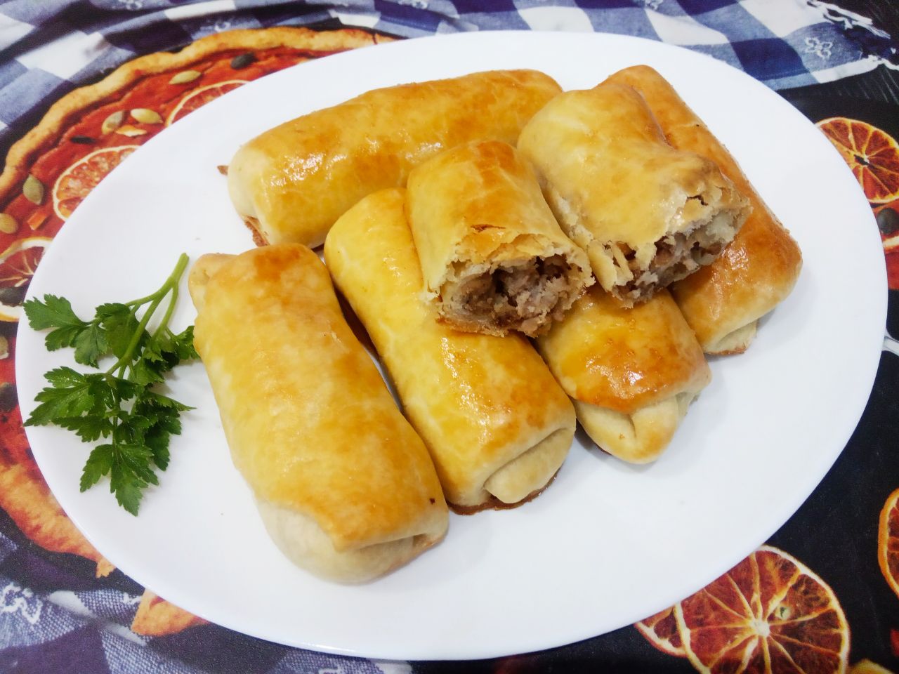 Простой рецепт пирожков из теста на растительном масле, с мясной начинкой
