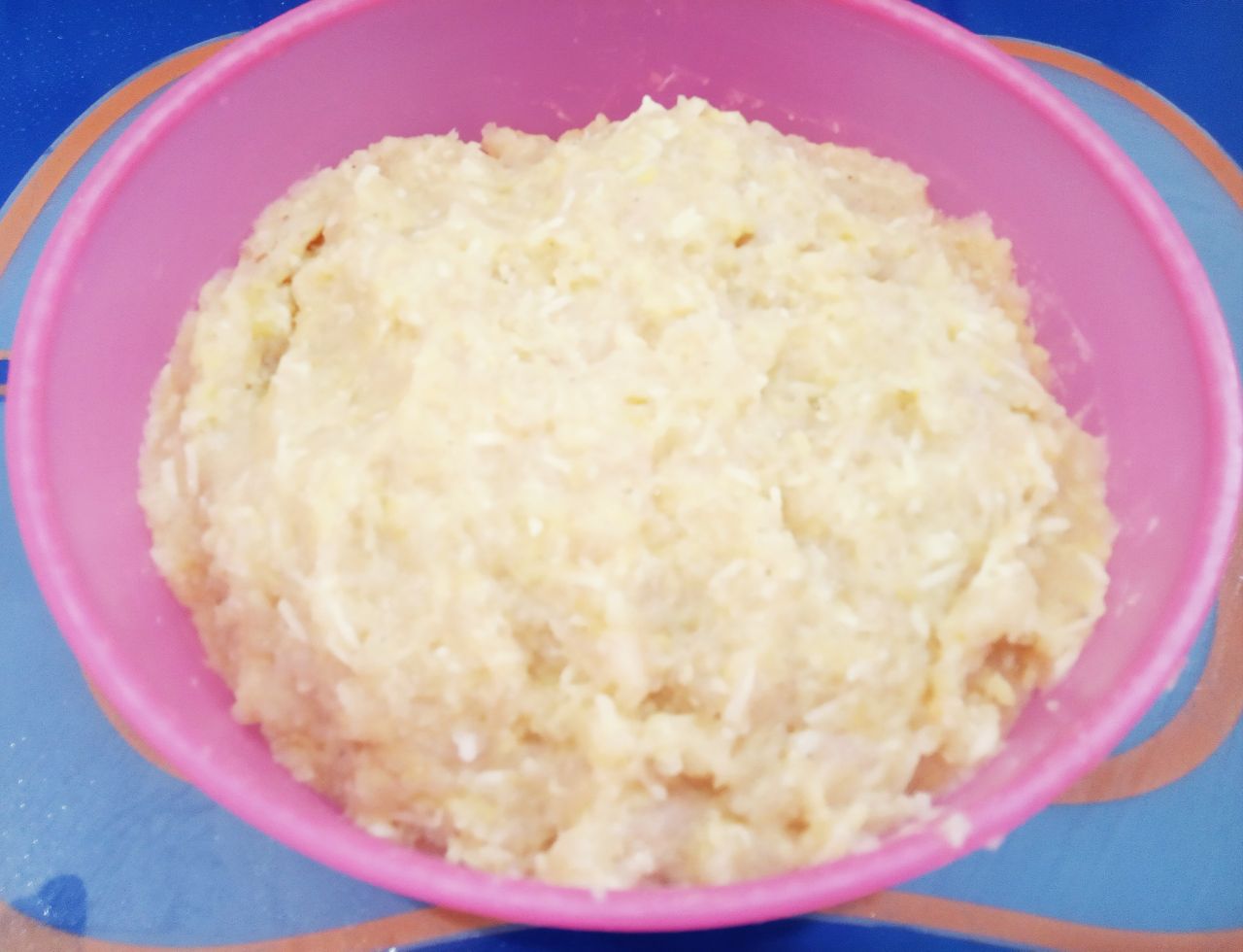 Котлеты из куриного филе, картофеля и сыра, сочные и нежные: Твердый сыр натираем на терке и добавляем в котлетную массу, перемешиваем.