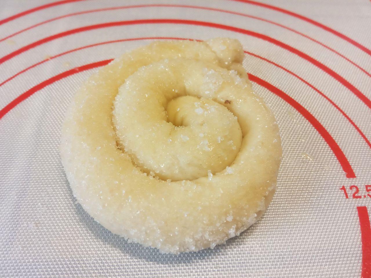 Булочки с сахарной начинкой, просто и вкусно: Булочки смазываем взбитым яйцом и смазанной стороной обмакиваем в сахар.